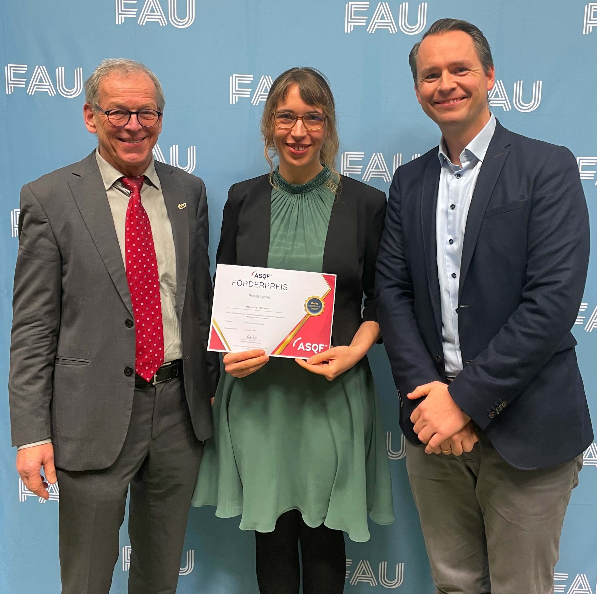 Verleihung des ASQF Förderpreises 2023: Norbert Kastner, Henriette Hofmeier, Felix Winter (v.l.)