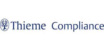 Logo für Thieme Compliance. Der Text Thieme Compliance erscheint in blauer Serifenschrift, mit einem kreisförmigen Emblem, das einen stilisierten Baum auf der linken Seite des Textes enthält. Der Hintergrund ist hellgrau.